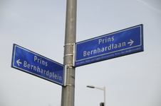 909303 Afbeelding van de straatnaamborden Prins Bernhardplein en Prins Bernhardlaan te Utrecht, met het onderschrift ...